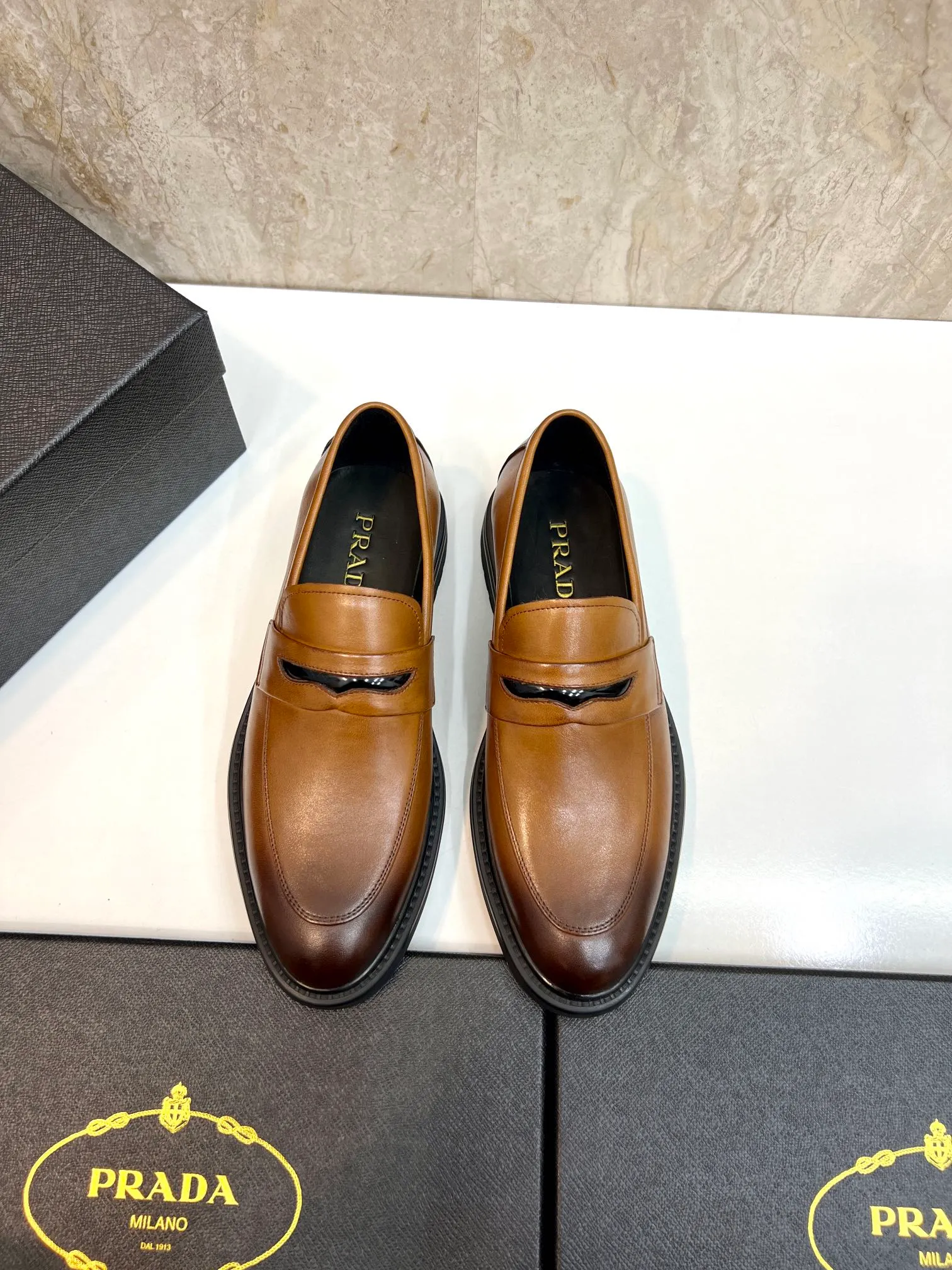 Original order quality: P580 Brand: PRADA (Prada) Standard code: Men's size 38/44 (45 can be customized) Grade: Same style as the official website High-quality men's shoes Material: Original cowhide Water-dyed cowhide lining Rubber outsole Style categories: Men's fashionable formal leather shoes Slip-on men's shoes series Young fashion European and American trends British style Top luxury Color: Actual picture